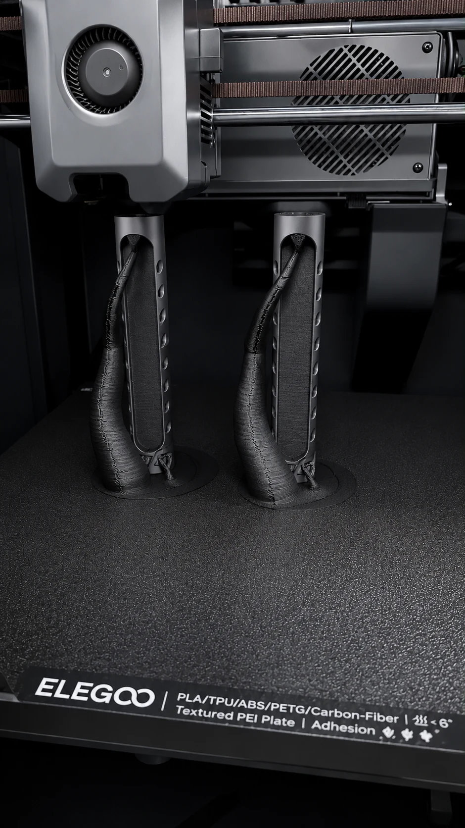 Zwei quadbuild Halter während der additiven Fertigung auf einem 3D Drucker
